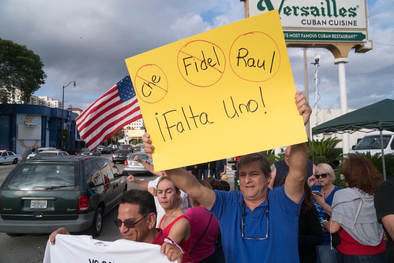 Muchos exiliados cubanos se reunieron frente al Café Versailles.
