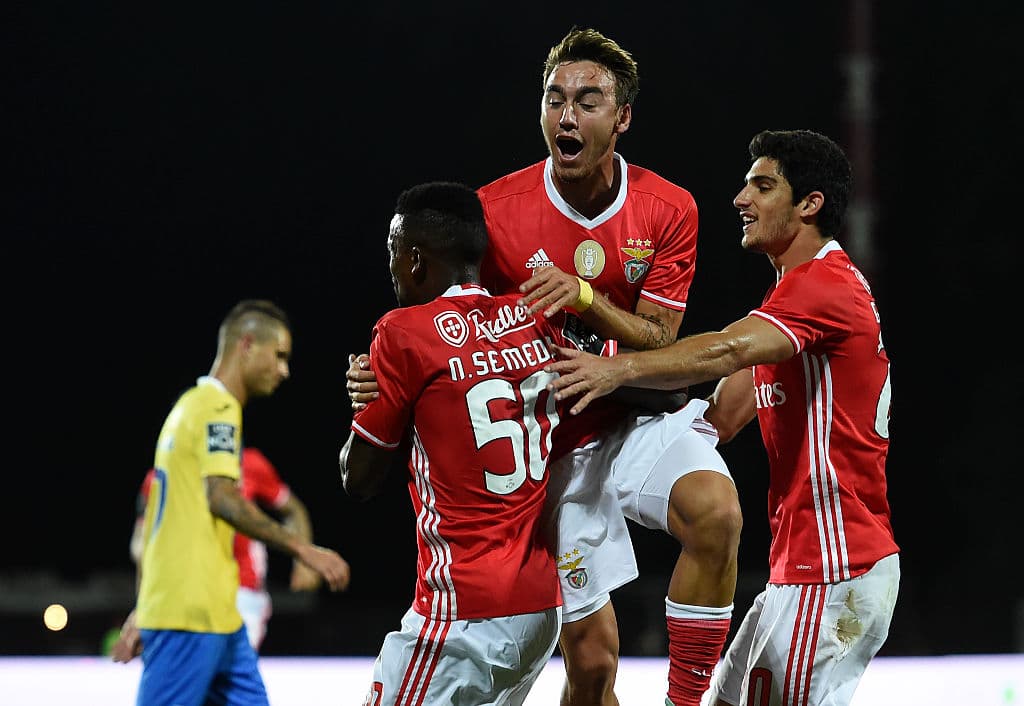 Benfica festeja uno de sus goles ante el Arouca.