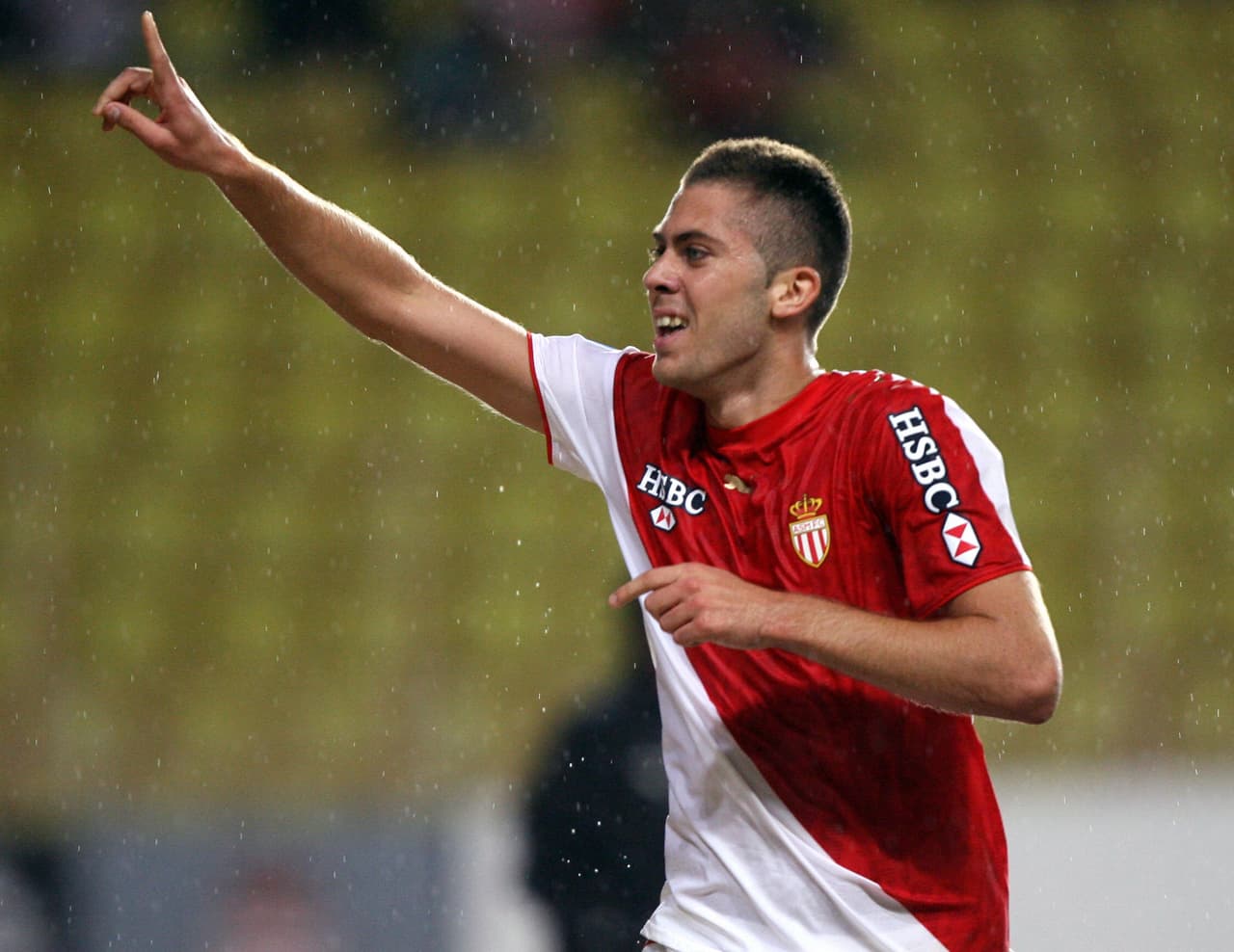 En 2006, Ménez firmó con Mónaco y en ese equipo estuvo durante dos temporadas, con 61 partidos y 14 goles.