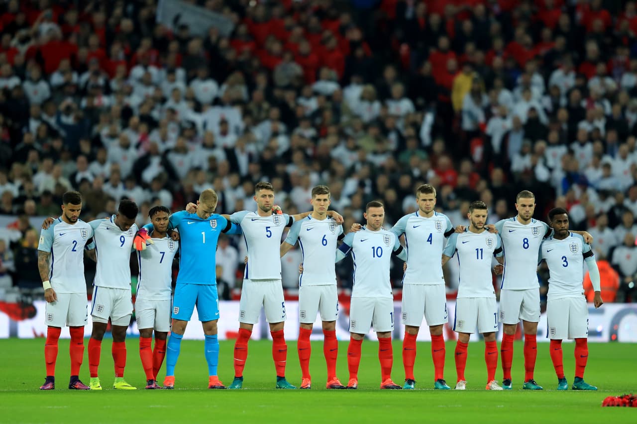 LONDON, ENGLAND - NOVEMBER 11: England players observe a silence in remembrance of Armistice Day prior to the FIFA 2018 World Cup qualifying match between England and Scotland at Wembley Stadium on November 11, 2016 in London, England. (Photo by Richard Heathcote/Getty Images)