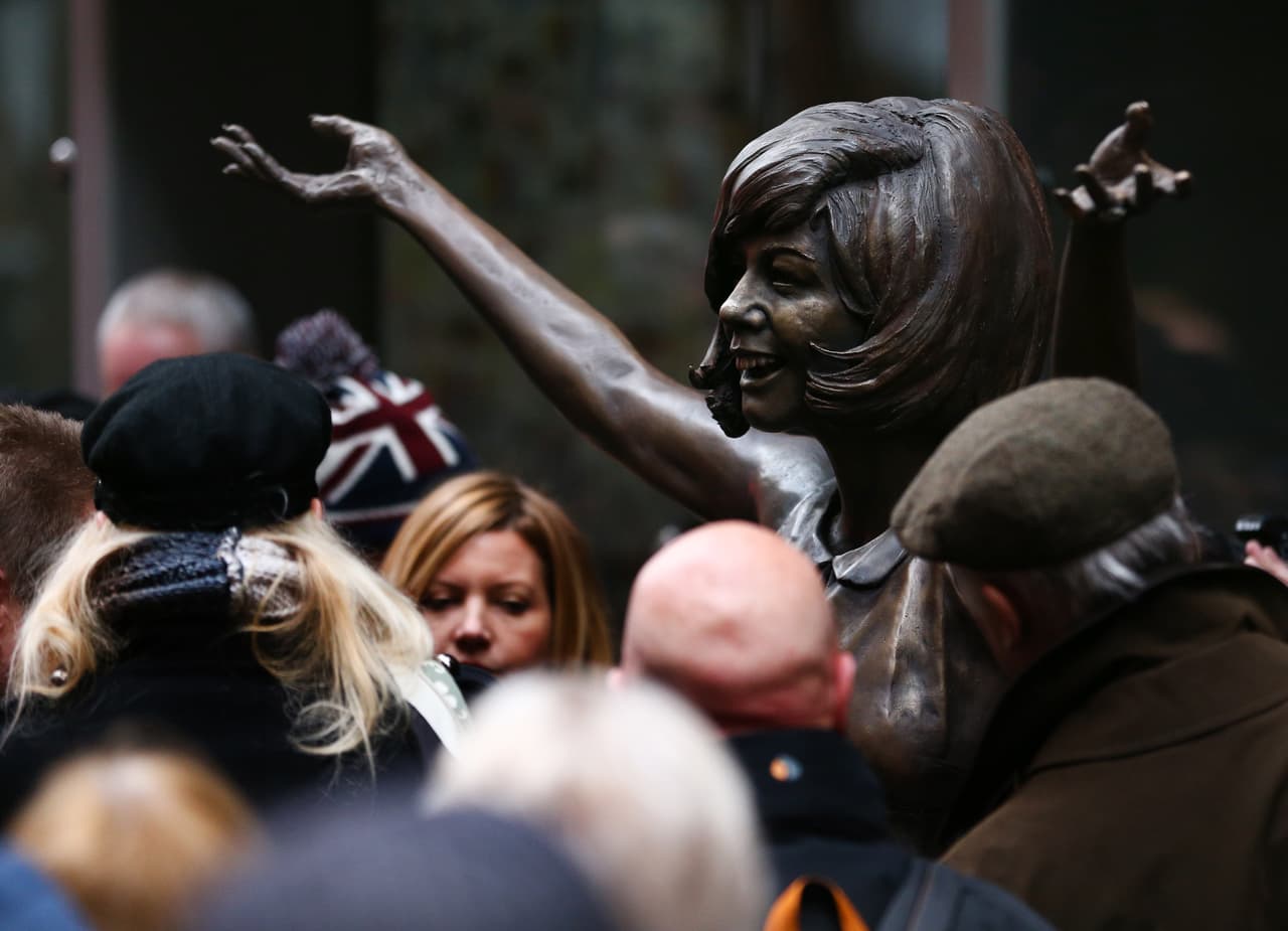 Entre los eventos de celebración de los 60 del Cavern, estuvo la develación de la estatua de bronce de Cilla Black, artista que comenzó su carrera trabajando en el club guardando abrigos.