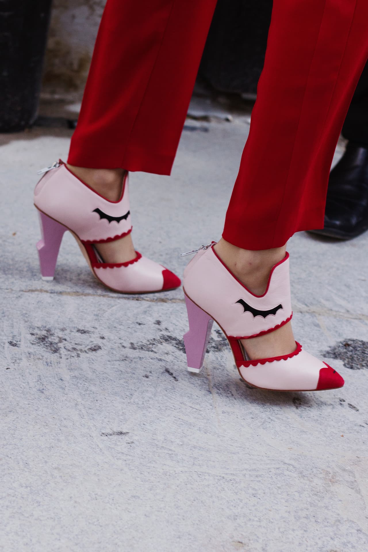 Esta tendencia es un vestigio que nos deja las colecciones de otoño-invierno pasadas, pero que amenaza con quedarse aún vigente en las calles durante la primavera. ¿Es debido a que estos zapatos son los que salvaguardan la elegancia? Sin duda, son los más elegantes, los más clásicos, y los que harán que tus piernas se vean más largas. Lo que sí es que los zapatos salen de su mutismo y adoptan formas y colores inesperados.