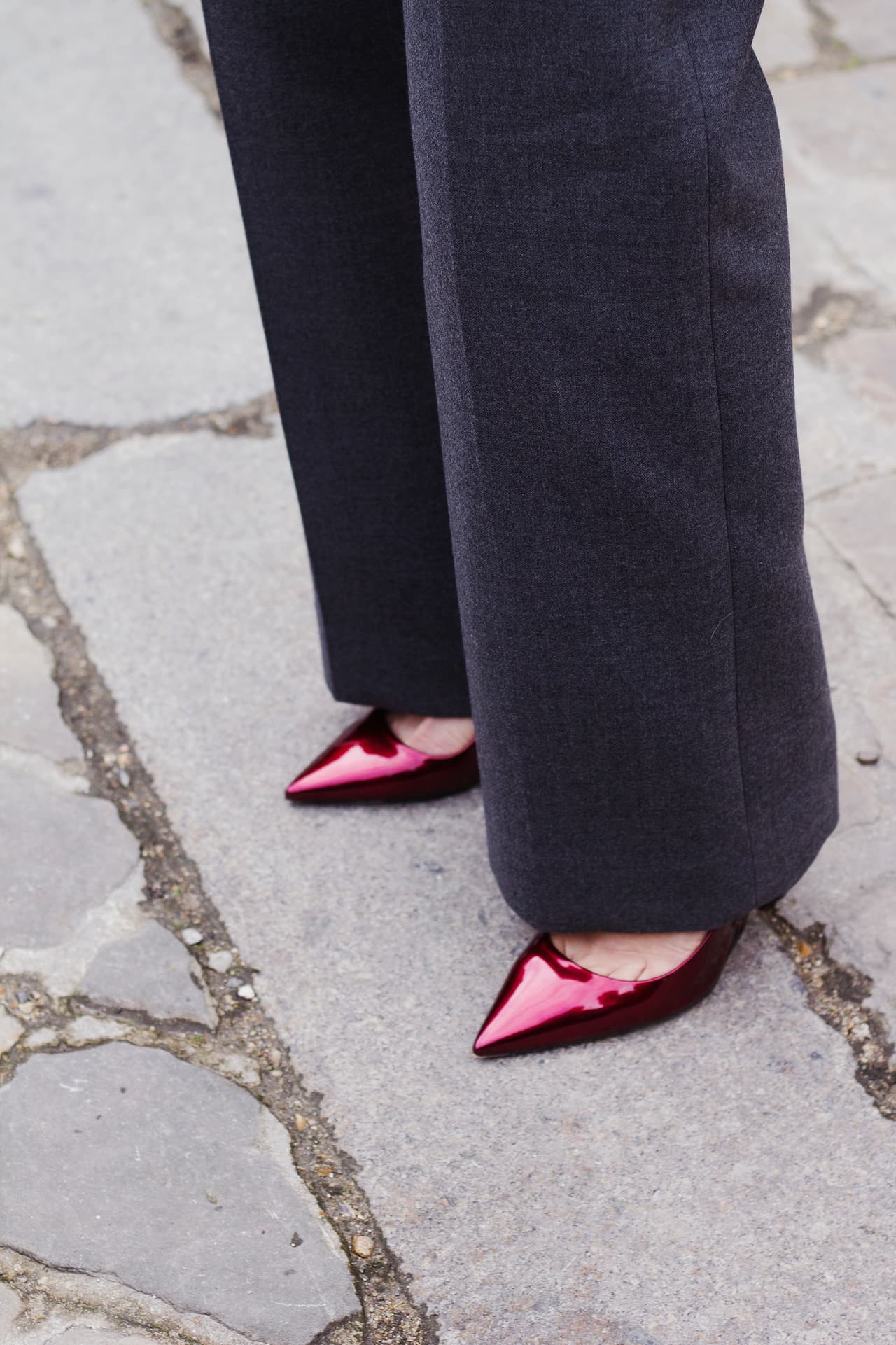 ¿Pantalones de botas anchas? no hay mejores aliados que unos zapatos de puntas que se insinúen discretamente. Búscalos también en charol o en tonos metalizados.