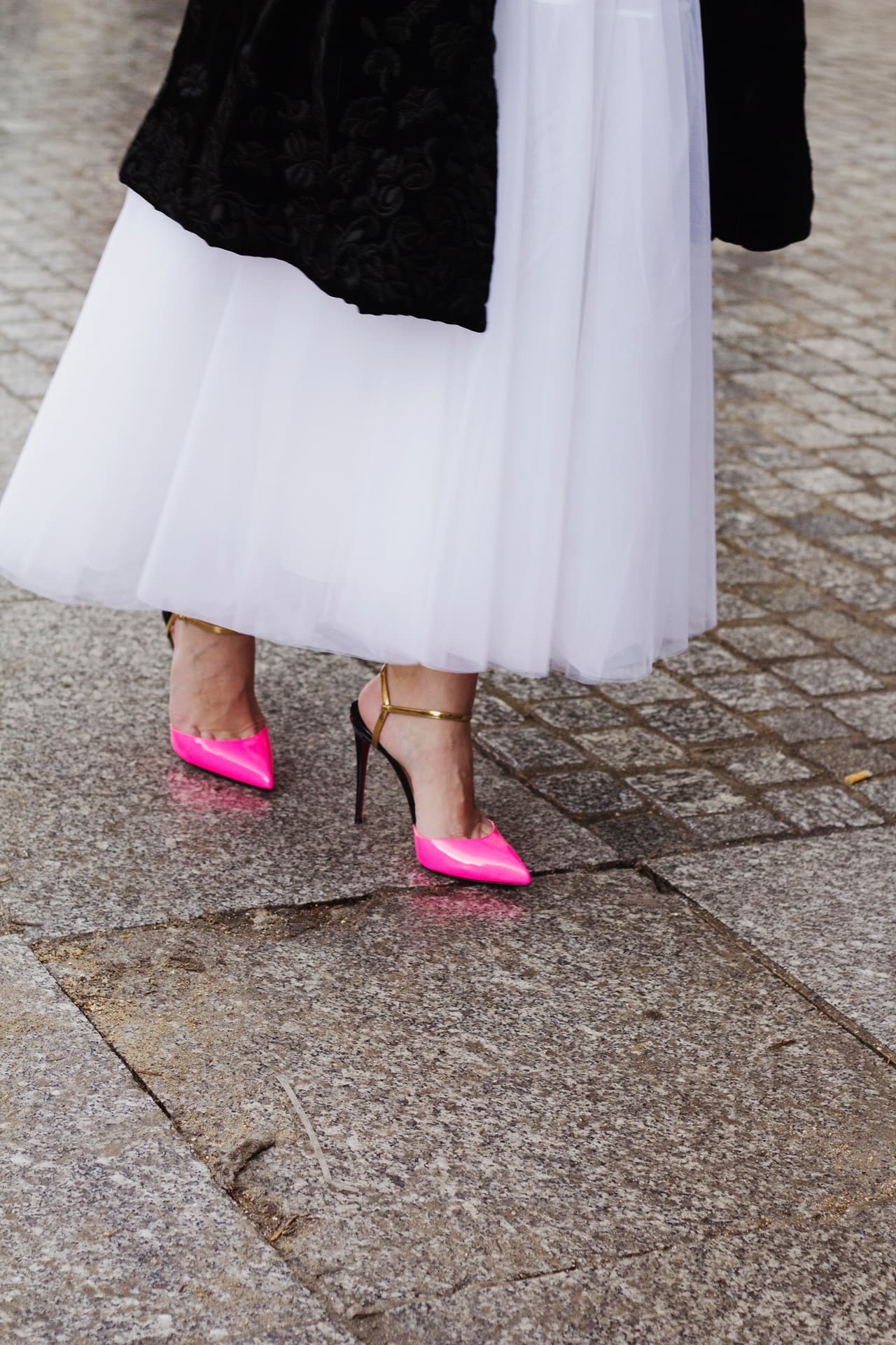 Los zapatos puntudos o 'pointed toe shoes' son ideales para encarnar esos looks muy tipo años 50 en donde se exaltaba la feminidad, pero para evitar lucir muy clásica busca unos de colores eléctricos.