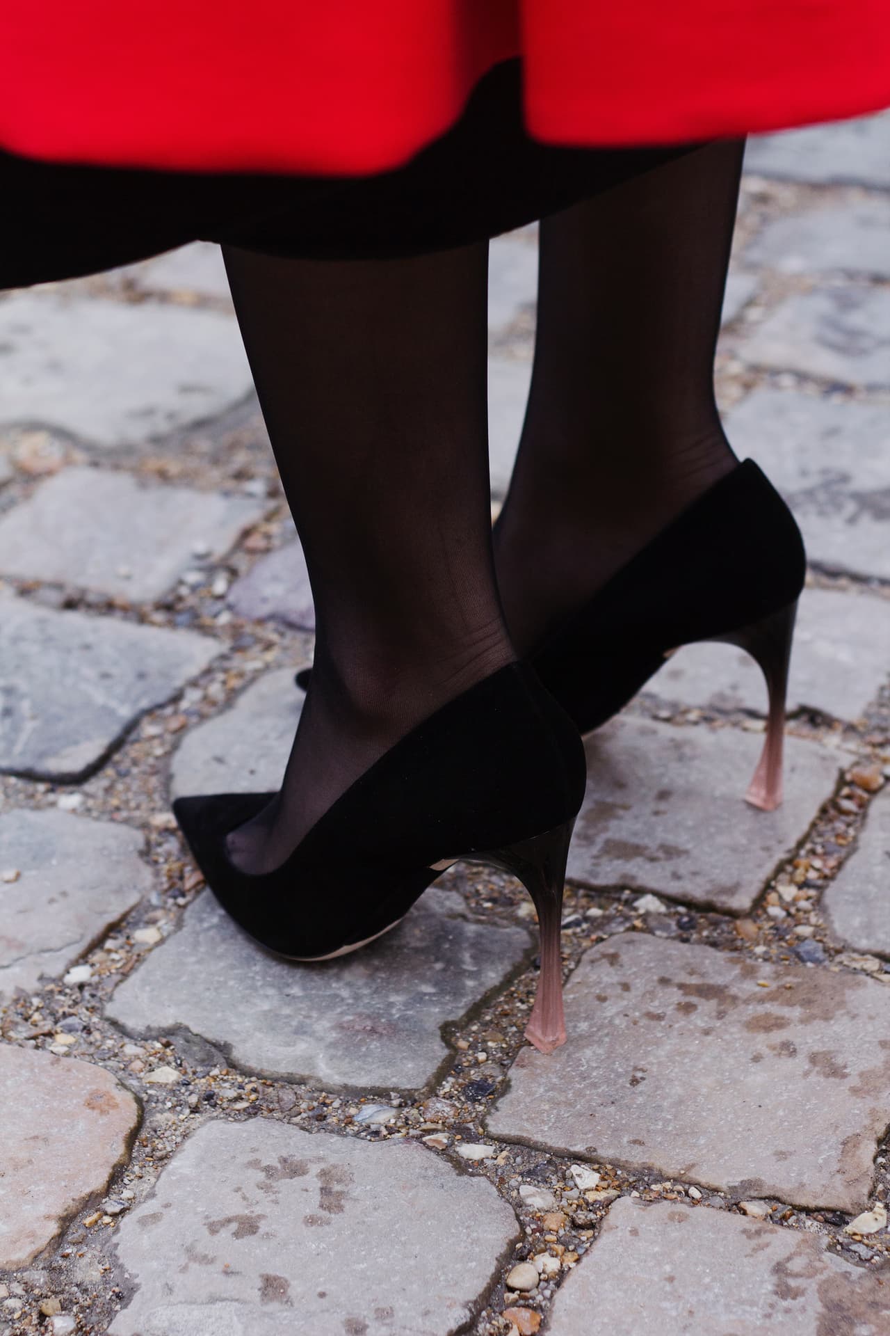 Toda mujer debe tener unos 'pumps' clásicos en su armario: una punta fina y un tacón de ocho centímetros. Aunque puede ser que, mientras la punta de los zapatos se mantiene intacta, los tacos muestren algo de diseño.