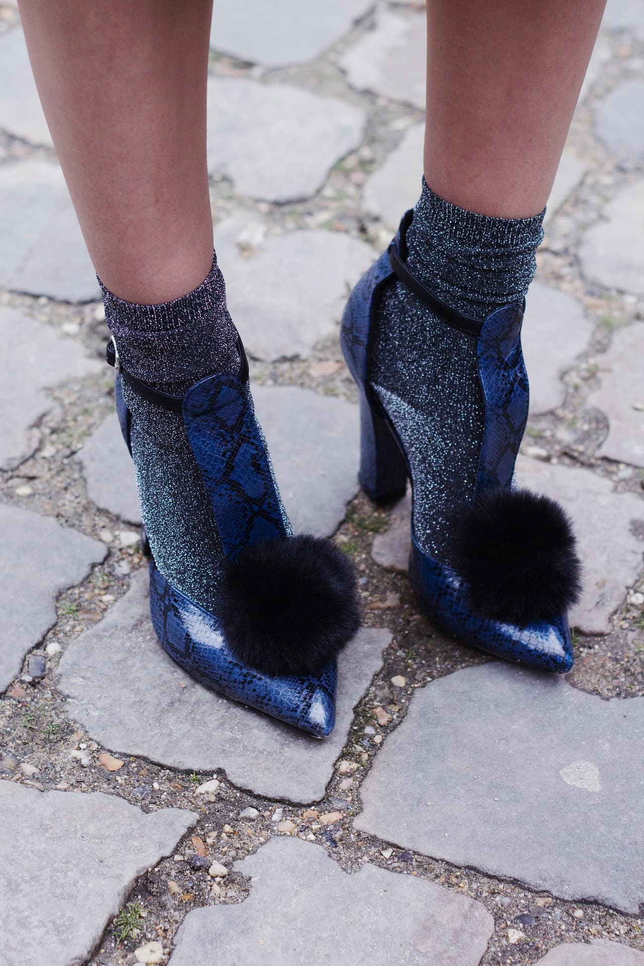 Los tacones con medias tobilleras lucen mejor si son del tipo 'pointed toe', mira cómo los lleva esta transeúnte que sabe que la punta de unos zapatos puede ser inmensamente valiosa en aportar diseño y distinción.