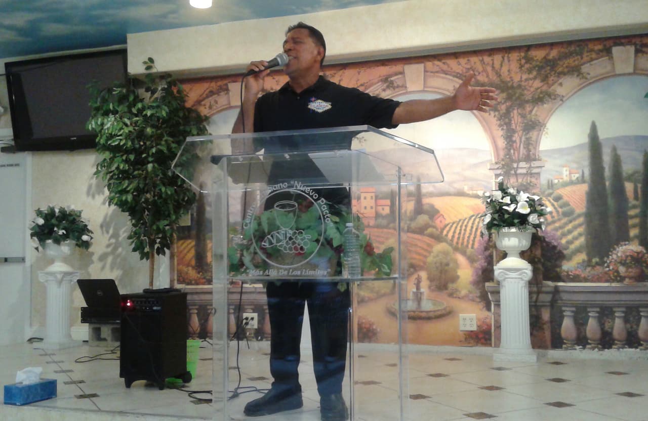 Óscar Benavides, liderando el servicio dominical en Las Vegas, Nevada