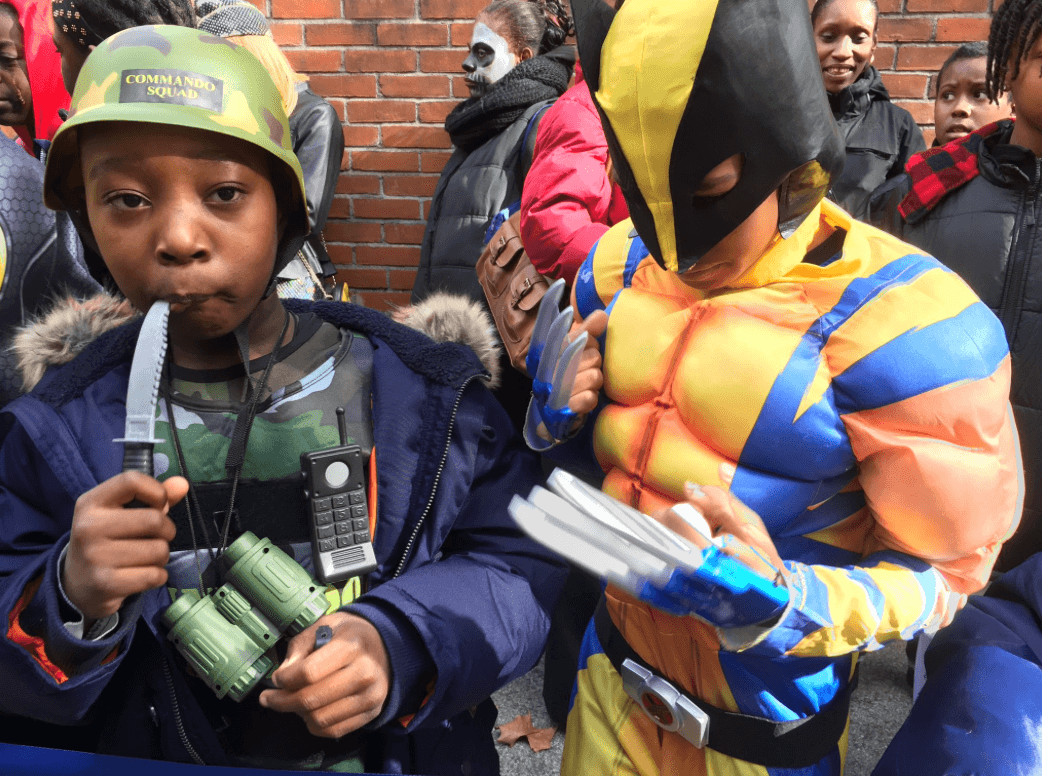 Los disfraces de algunos menores incluían cuchillos y navajas plásticas.