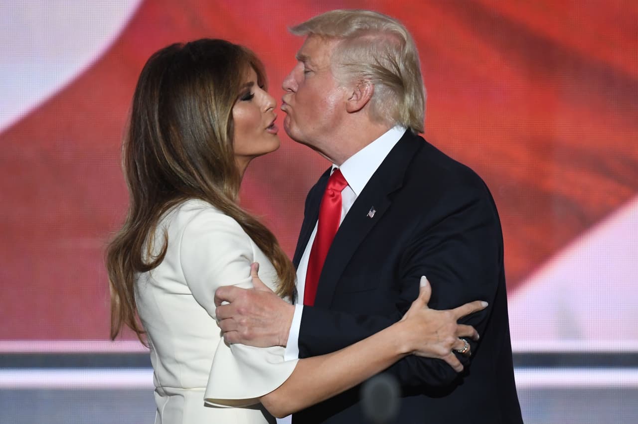 <b>¿Nos seguirá recordando que es una inmigrante incluso si su marido toma decisiones radicales sobre ellos?</b>
<br>Melania Trump, a pesar de lo que su marido profirió sobre los mexicanos y los musulmanes,
<b><a href="http://www.univision.com/noticias/elecciones-2016/melania-se-presenta-como-una-inmigrante-en-pennsylvania-para-ayudar-a-ganar-a-trump">siempre se reconoció como una inmigrante y se valió de eso para hablar del "profundo respeto" que siente Trump por ellos.</a></b> Cabe esperar que cuando se debatan asuntos como la reforma migratoria ella le recuerde con ahínco al Presidente Donald Trump que ella es, sin temor a la redundancia, la primera Primera dama en los últimos 100 años en ser una inmigrante viviendo en la Casa Blanca.