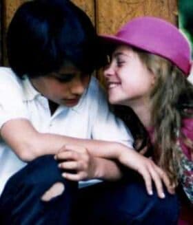 Ellos eran dos niños completamente distintos. 'Alejandra' provenía de una familia adinerada, mientras 'Daniel' vivía en las calles con su abuelo. Sin embargo compartían los mismos sueños.