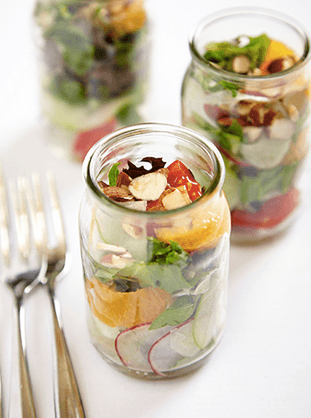 Feast and Imbibe (Chicago) // “Para las bodas en la playa, me encantan las fiestas estilo cóctel. Son más casuales y se prestan para servir una gran variedad de snacks ligeros y variados, en vez de sentarte a la mesa a probar alimentos pesados y hacer todo más formal”, menciona Heather Bublick, propietaria de Feast and Imbibe.