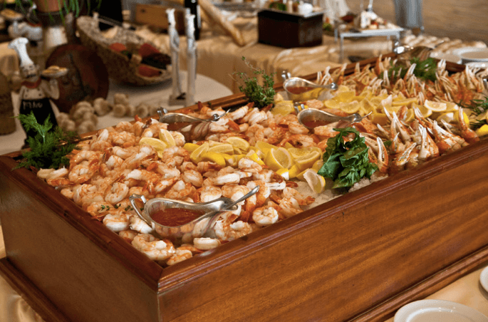 The Naples Beach Hotel & Golf Club (Florida) // La comida o cena puede ser estilo buffet o menú por tiempos, tienen 10 opciones distintas para que elijas la que va con el concepto de tu boda.