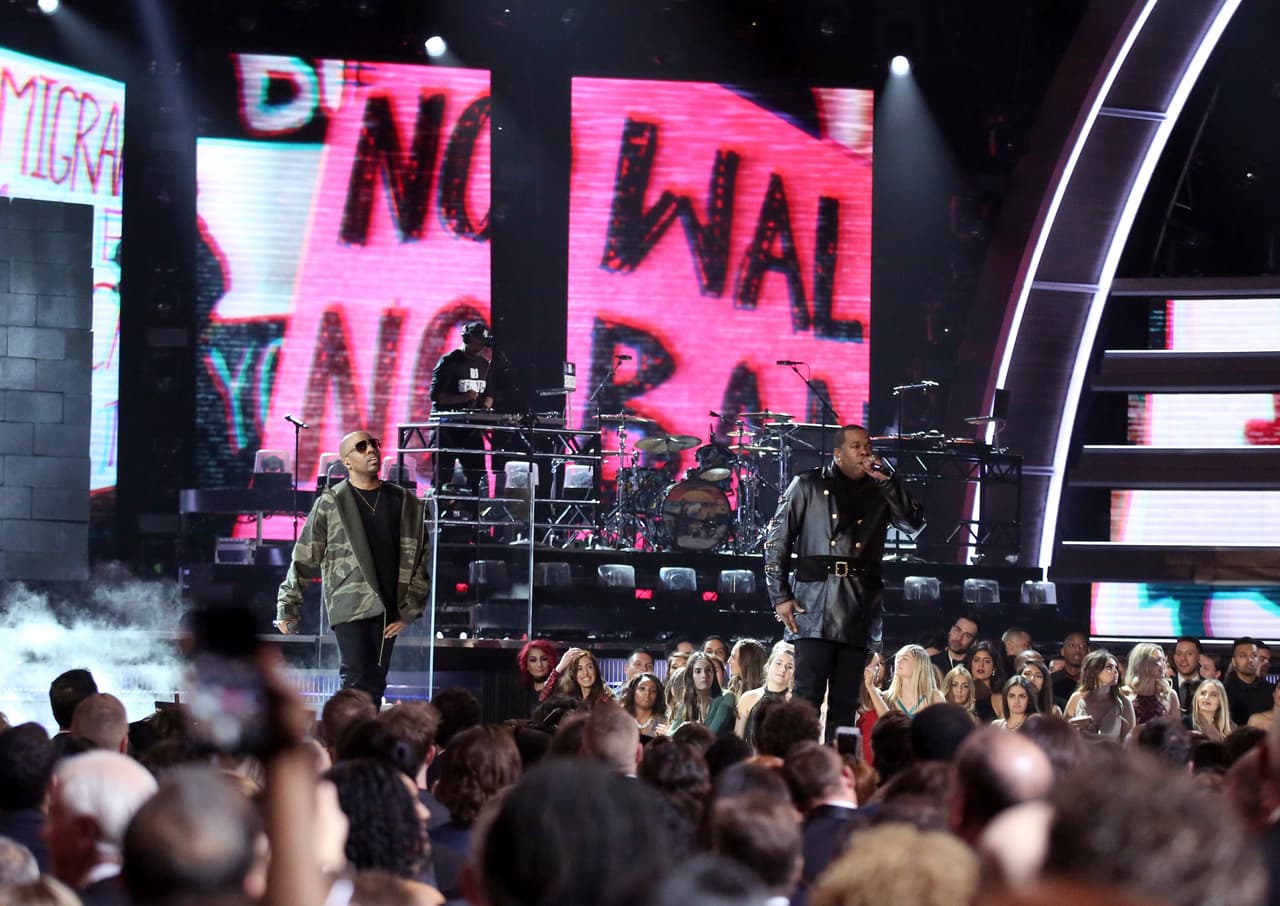 A Tribe Called Quest, junto con Anderson .Paak y Busta Rhymes, dieron una actuación impactante y gritaron "resistan, resistan" al final de su número, que incluyó a algunas mujeres en hijabs. En el fondo del escenario lució una proyección con las frases: "No al muro, no a la prohibición" ("No wall, no ban", en inglés). En un momento, Rhimes tomó el micrófono y dijo: "Solo quiero agradecer al Presidente Agente Naranja por perpetuar todo el mal que ha estado perpetuando en Estados Unidos". Y después de cantar 'Nosotros, el pueblo', agregó: "Quiero agradecer al Presidente Agente Naranja por su infructuoso intento de prohibición a los musulmanes".