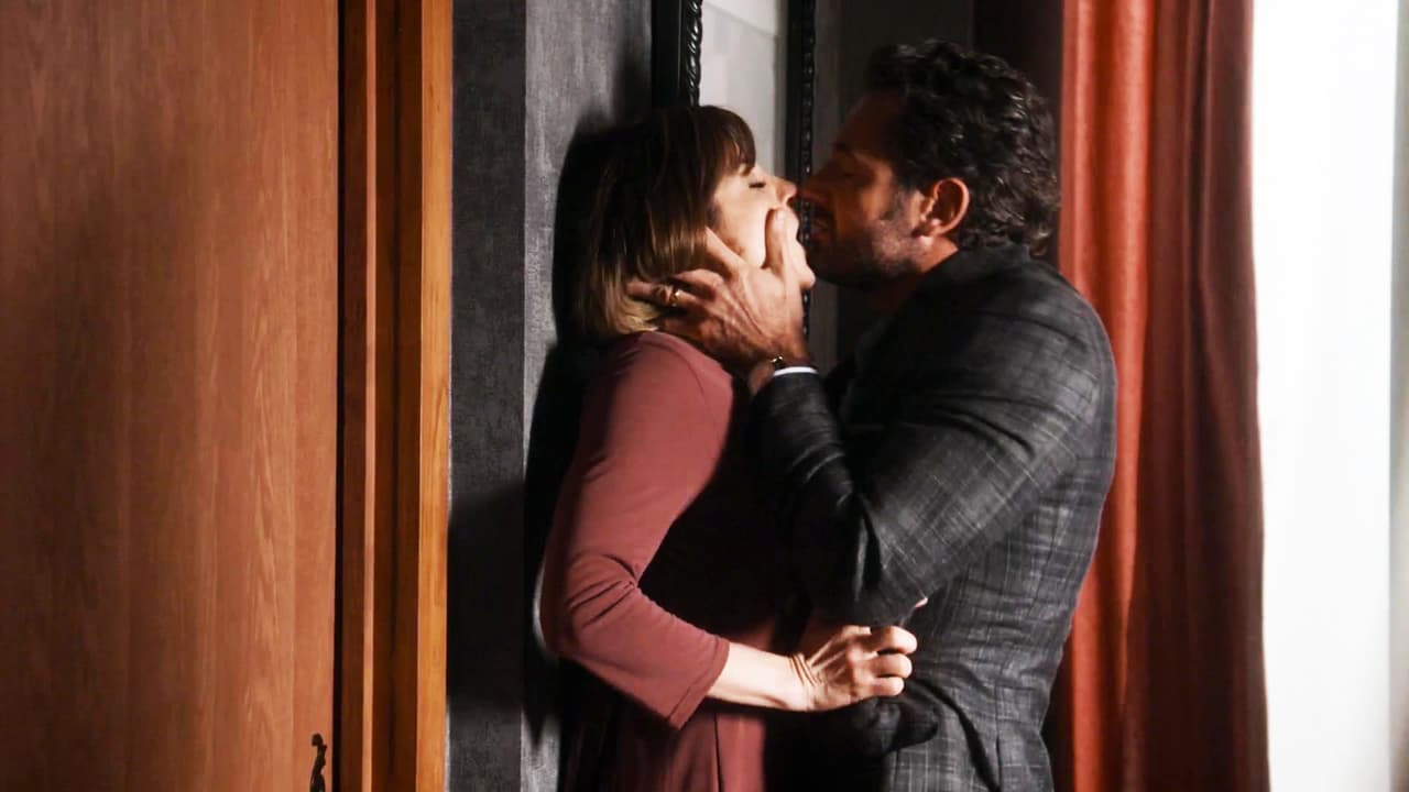 Tras una discusión con Carolina, donde ella
<a href="http://www.univision.com/novelas/caer-en-tentacion/carolina-se-nego-a-seguir-su-romance-con-damian-video" target="_blank"> <b>le aseguró que no se verían más</b></a>, Damián
<b> </b>llegó ante Raquel para besarla apasionadamente y vivir un intenso momento.