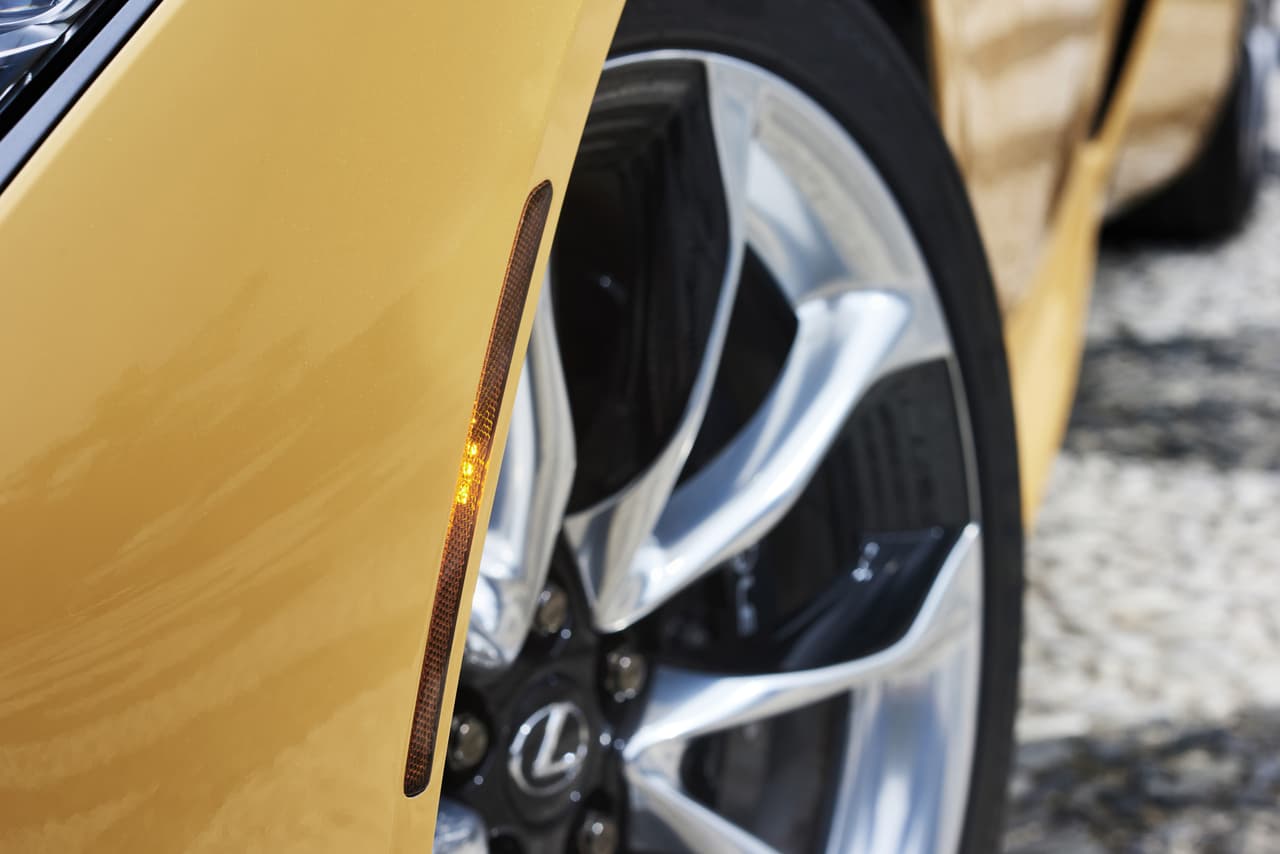 El Lexus LC500 lleva unas imponentes llantas 245/45RF20 al frente y 275/40RF20 detrás, o bien puede optarse por 245/40RF21 al frente y 275/35RF21 detrás.