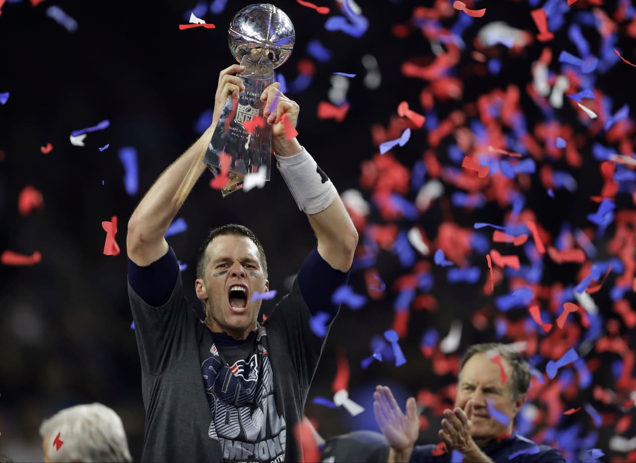 Este 5 de febrero de 2017 Tom Brady hizo una hazaña que lo coloca en el Olimpo de la NFL pues es el único quarterback en la historia con cinco anillos de campeón y cuatro reconocimientos como el Jugador Más Valioso, al ganar el Super Bowl LI.