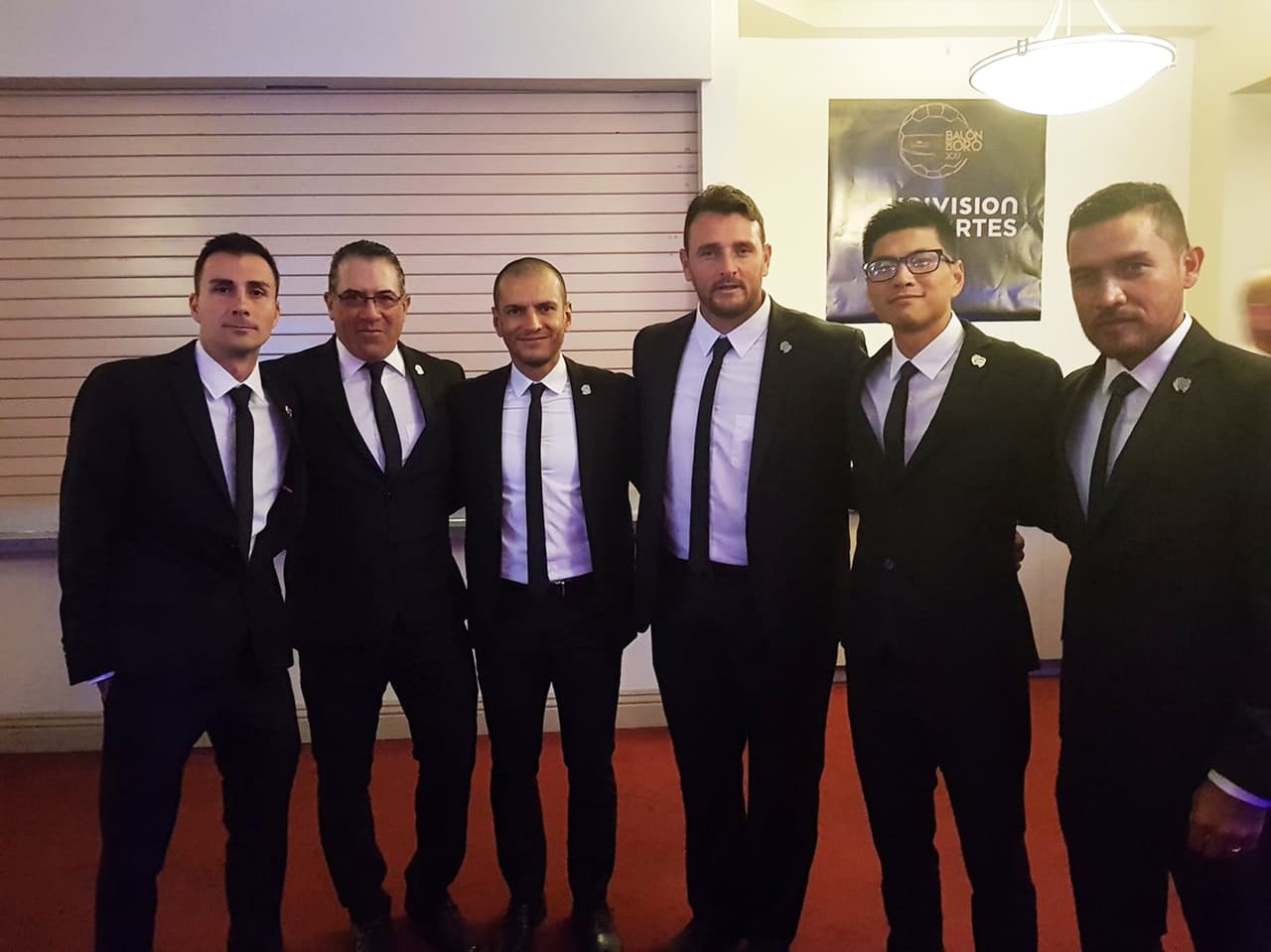 Jaime Lozano, DT de Gallos Blancos, llegando a la noche de fiesta.