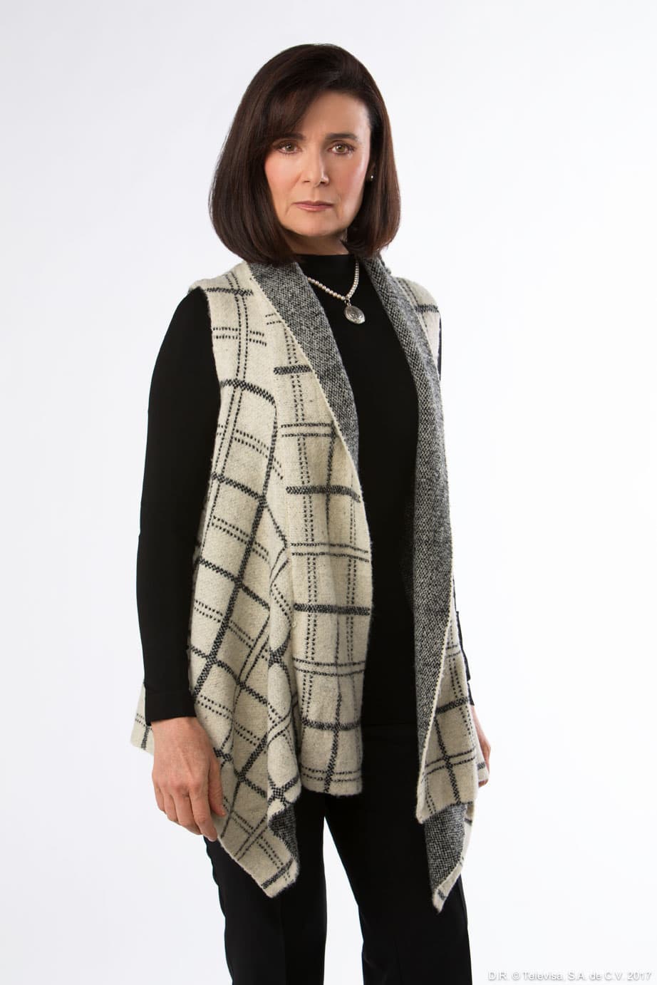 <b><a href="http://www.univision.com/novelas/enamorandome-de-ramon/nuria-bages-es-hortensia-en-enamorandome-de-ramon">Nuria Bages es 'Hortensia'</a></b>, la abuela de
<a href="http://www.univision.com/novelas/enamorandome-de-ramon/esmeralda-pimentel-es-fabiola-en-enamorandome-de-ramon">'Fabiola'</a> y 'Andrea'. Es arrogante, manipuladora y de mal carácter. No entiende cómo los papás de sus nietas pudieron dejar el dinero de la familia en manos de una criada, así que trata de humillar y hacerle daño a Juana en cada oportunidad. Tampoco aprueba que
<a href="http://www.univision.com/novelas/enamorandome-de-ramon/esmeralda-pimentel-es-fabiola-en-enamorandome-de-ramon">'Fabiola'</a> esté enamorada de
<a href="http://www.univision.com/novelas/enamorandome-de-ramon/jose-ron-es-ramon-en-enamorandome-de-ramon">'Ramón'</a>, a quien desprecia, y hace todo por separarlos.