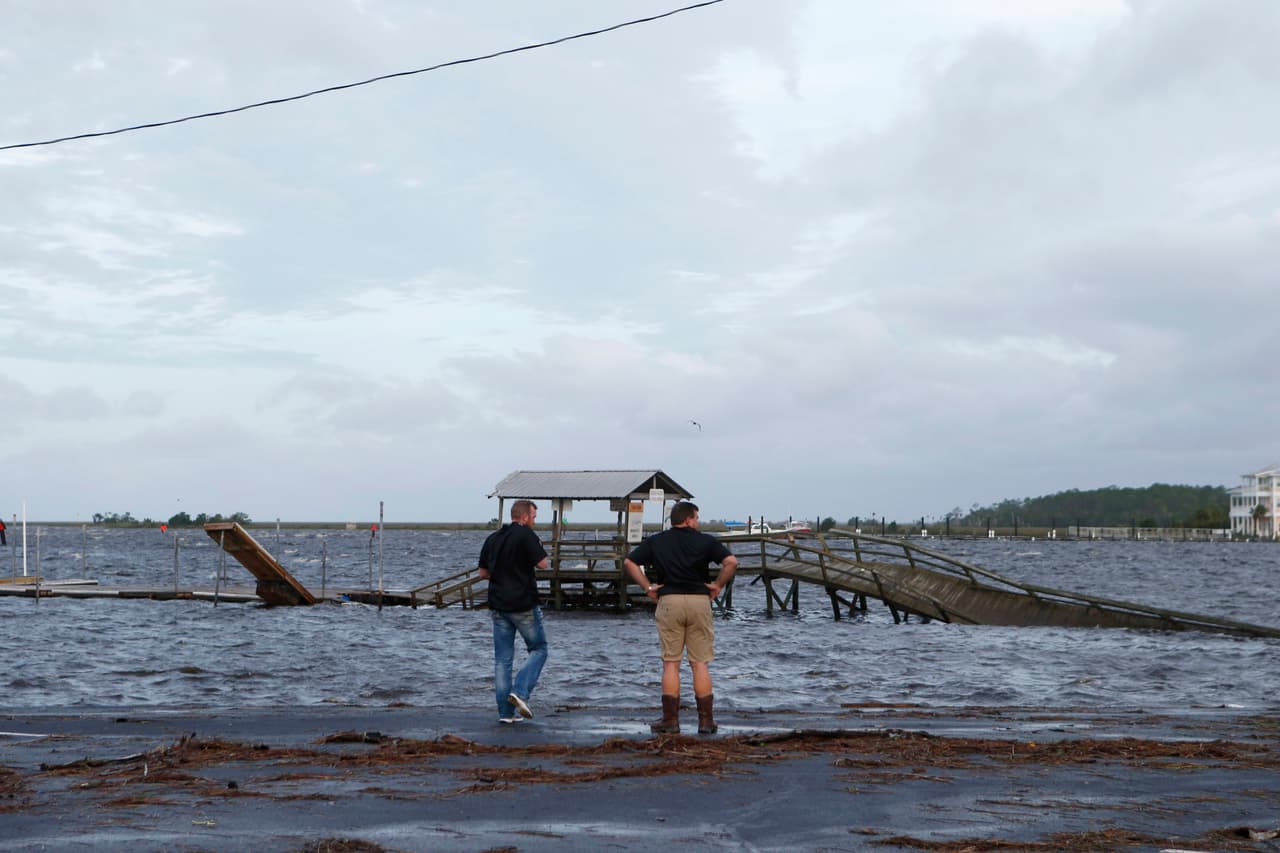 Residentes de Tampa, Florida, examinan los daños ocasionados por Hermine en la costa de la ciudad durante la noche del jueves.