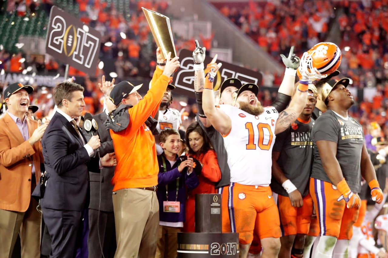 Los Clemson Tigers celebraron por todo lo alto tras ganarle 35-31 a Alabama Crimson Tide el National Championship Game de la NCAA que los acredita como campeones mundiales del fútbol americano colegial.