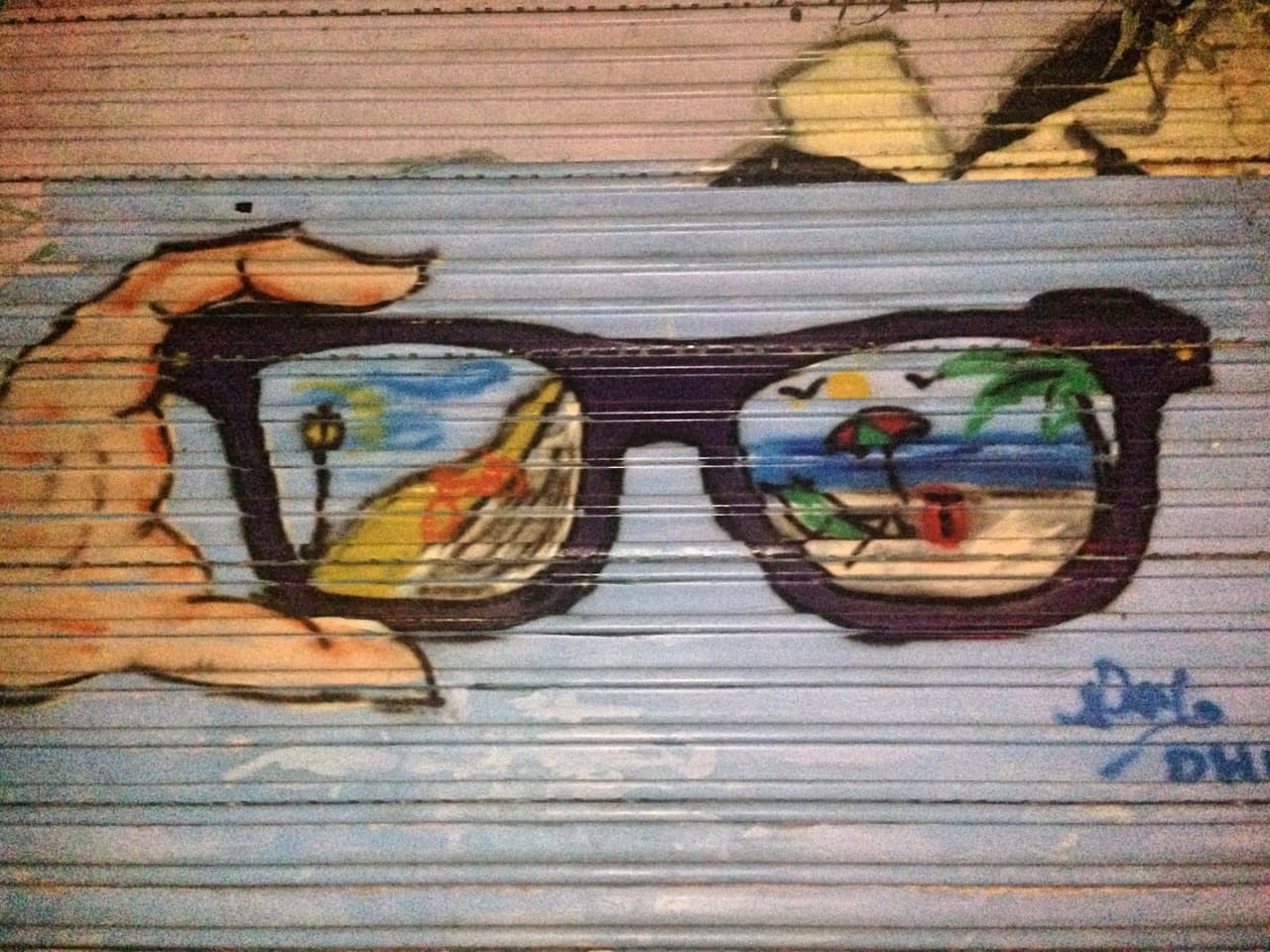 Una mirada a través del muro.