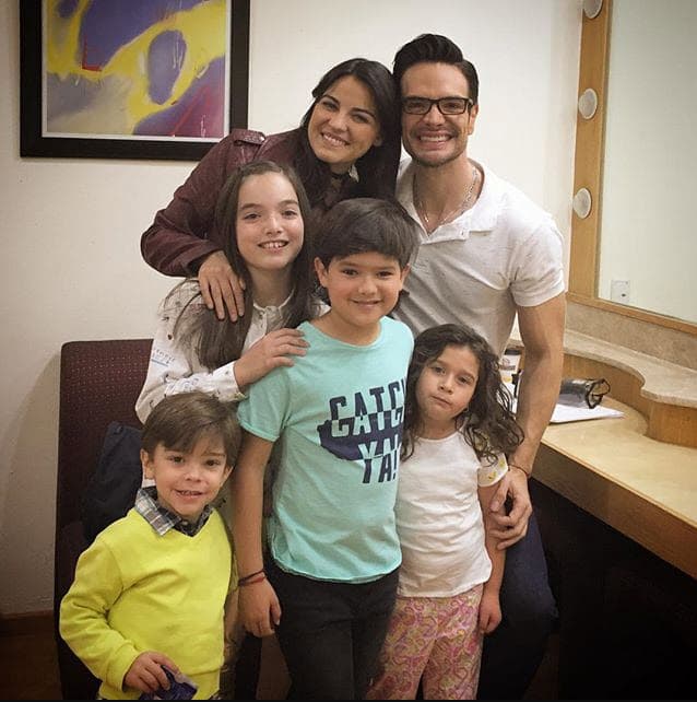 "Por eso me da mucho gusto q podamos ser portavoces del respeto y apoyo a la diversidad a las familias que se forman a base de amor y compromiso sin Importar preferencias sexuales, dejando atrás los prejuicios, de esta manera podemos realmente ser parte de esta evolución donde al dejarnos ser como somos, quienes somos con amor y responsabilidad podremos dejar de ser parte de la doble moral... dejemos vivir y ser auténticamente a cada individuo en este 🌎 lo que está basado en el amor nunca podrá ser algo malo", expresó en Instagram.