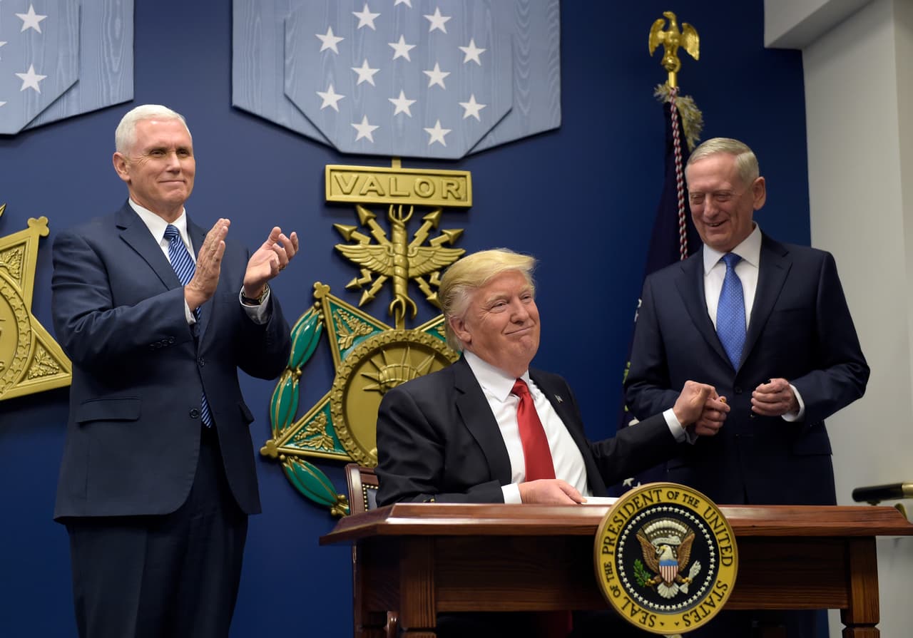 El presidente Trump luego de firmar un par de órdenes ejecutivas y juramentar al general retirado James Mattis como secretario de Defensa desde el Pentágono.