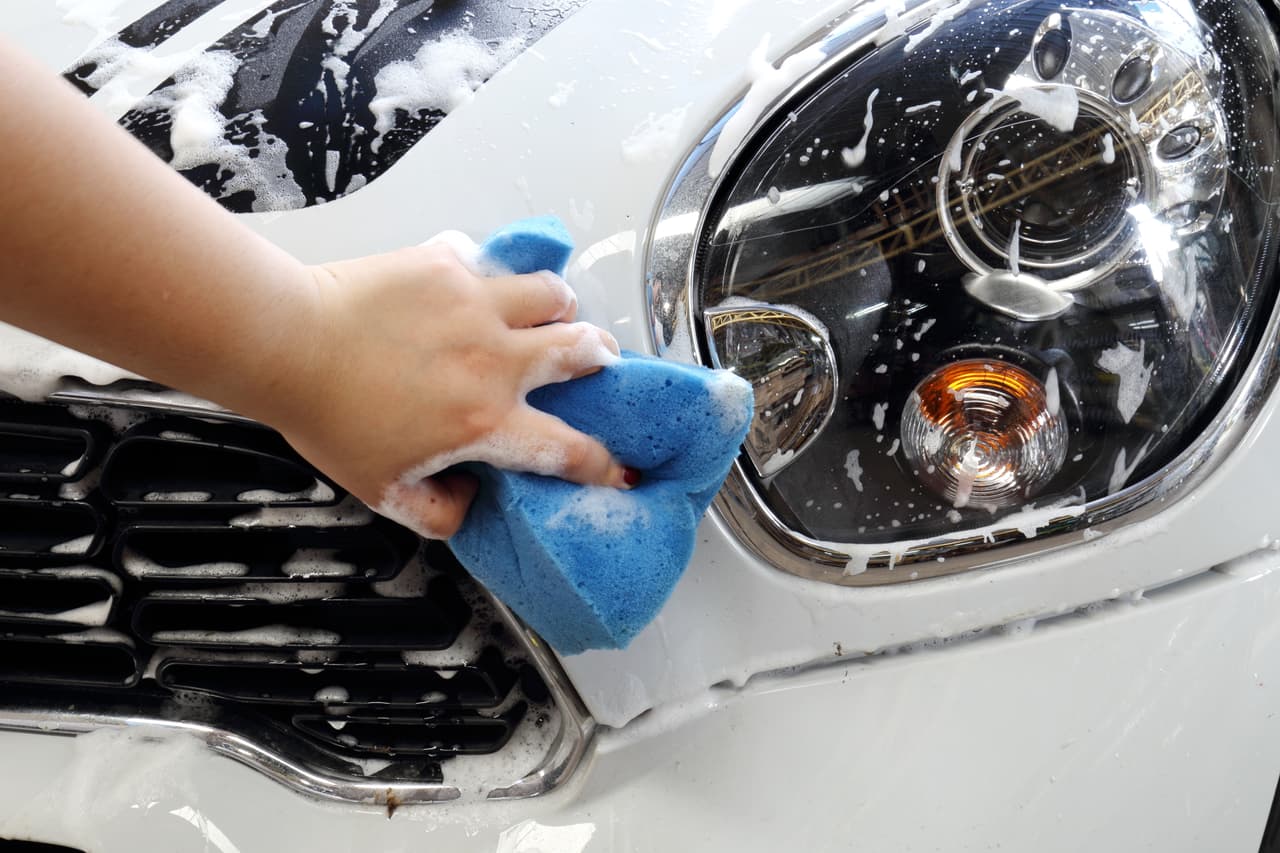 <b>4. Lava el carro de nuevo</b>:
<br>
<br>- Lava cuidadosamente todas las superficies tratadas con la pulitura.
<br>- Esta vez deberás
<b>secar el auto totalmente</b>.
<br>