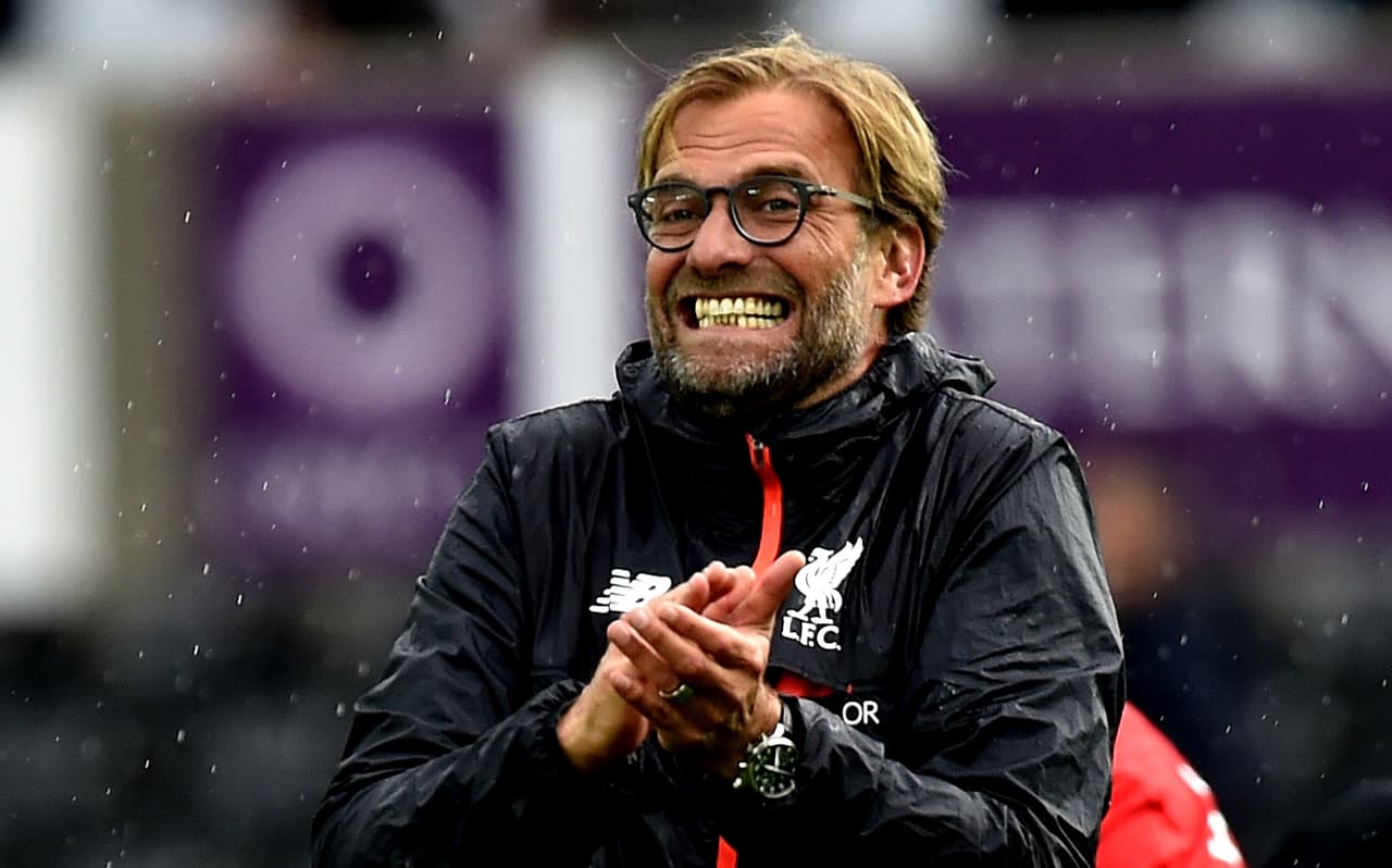 Un 'look' más de estrella del metal que de entrenador de fútbol.