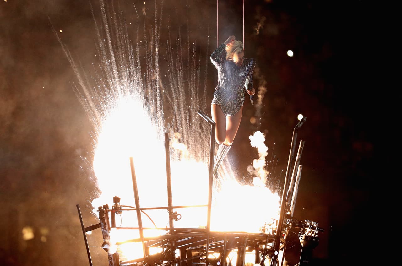 Lady Gaga dio un show en el que bajó desde el techo colgada, dando incluso vueltas sin dejar de cantar. Tras su llegada aérea, le imprimió mucha energía al baile, con una presentación panorámica con coreografía de luces, con referentes al fútbol americano y con una temática dirigida hacia la unidad nacional.