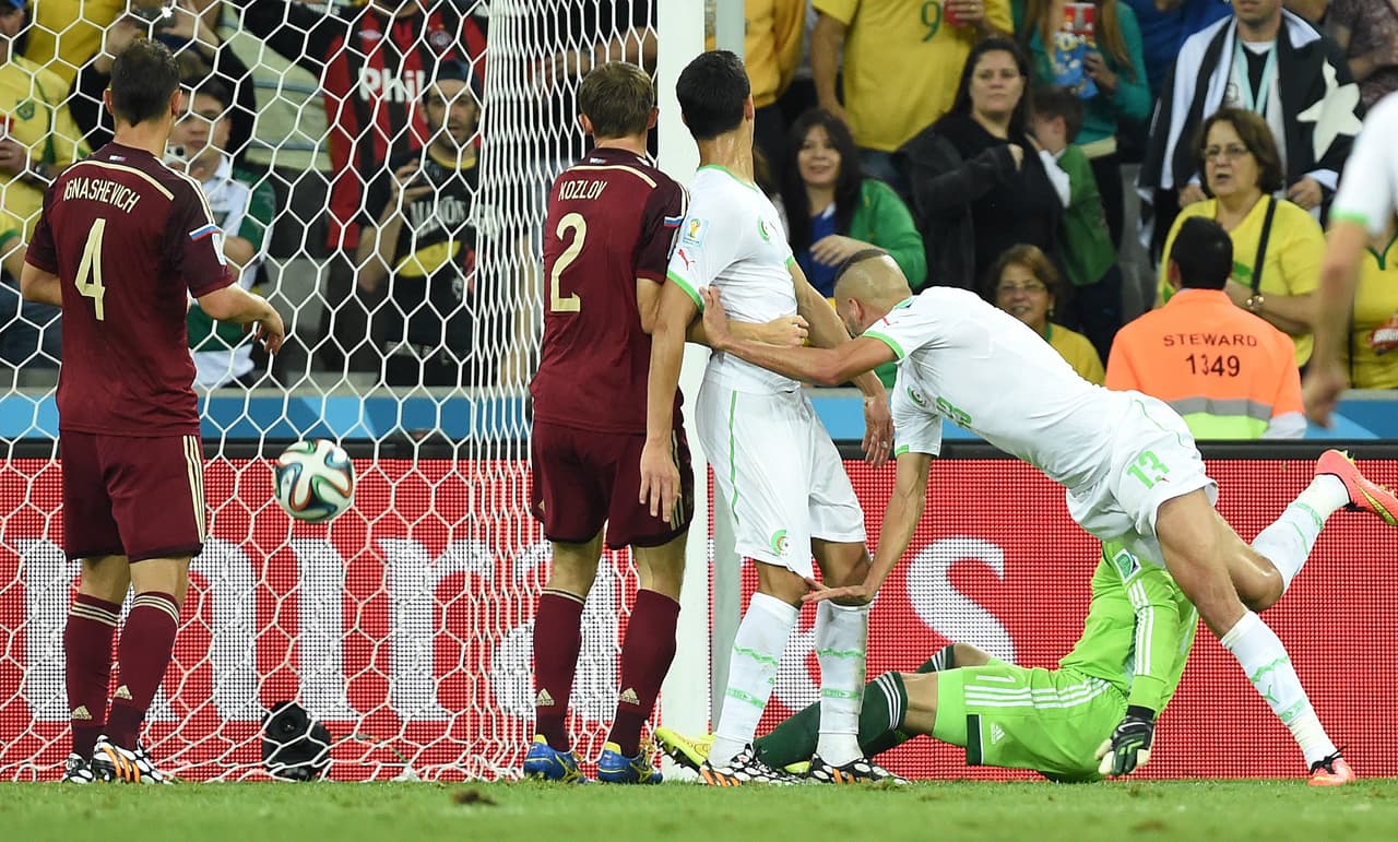 Akinfeev midió mal, pero es un arquero voluminoso y de todos modos le cayó encima a Slimani.