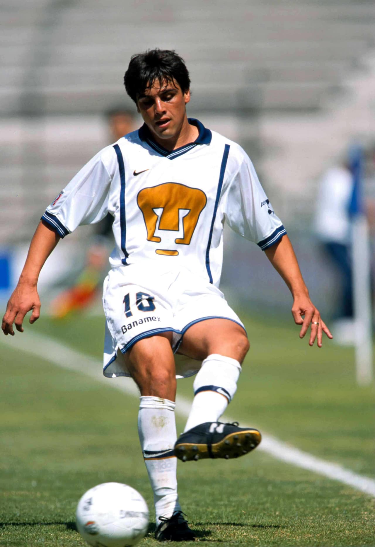 A Cristian Zermatten también lo apartaron 12 meses de los campos. En un duelo del Invierno 98 entre Pumas y Chivas en CU, se le fue encima a Felipe Ramos Rizo. El argentino encolerizó y le dio un cabezazo al silbante.