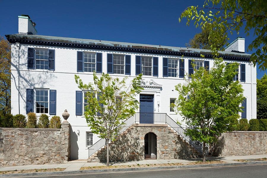 Esta es la vivienda que el millonario chileno, Andrónico Luksic, un poderoso hombre de negocios con mútltiples propiedades y empresas, entre ellas una minería. El gobierno Obama paralizó a Luksic una mina de cobre y níquel en Minnesota y el chileno denunció al gobierno en septiembre. Poco después, en diciembre, compró esta vivienda de 683m² en Washington, muy cerca de la nueva vivienda de Obama.