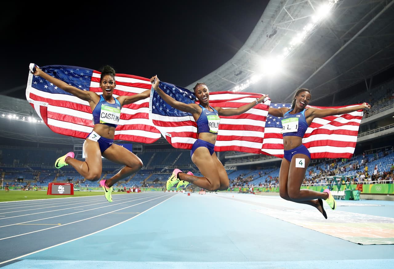 De izquierda a derecha, la medallista de bronce Kristi Castlin, la de oro Brianna Rollins y de plata Nia Ali, celebran sus preseas para Estados Unidos en la prueba de 100 metros con vallas en Río-2016.