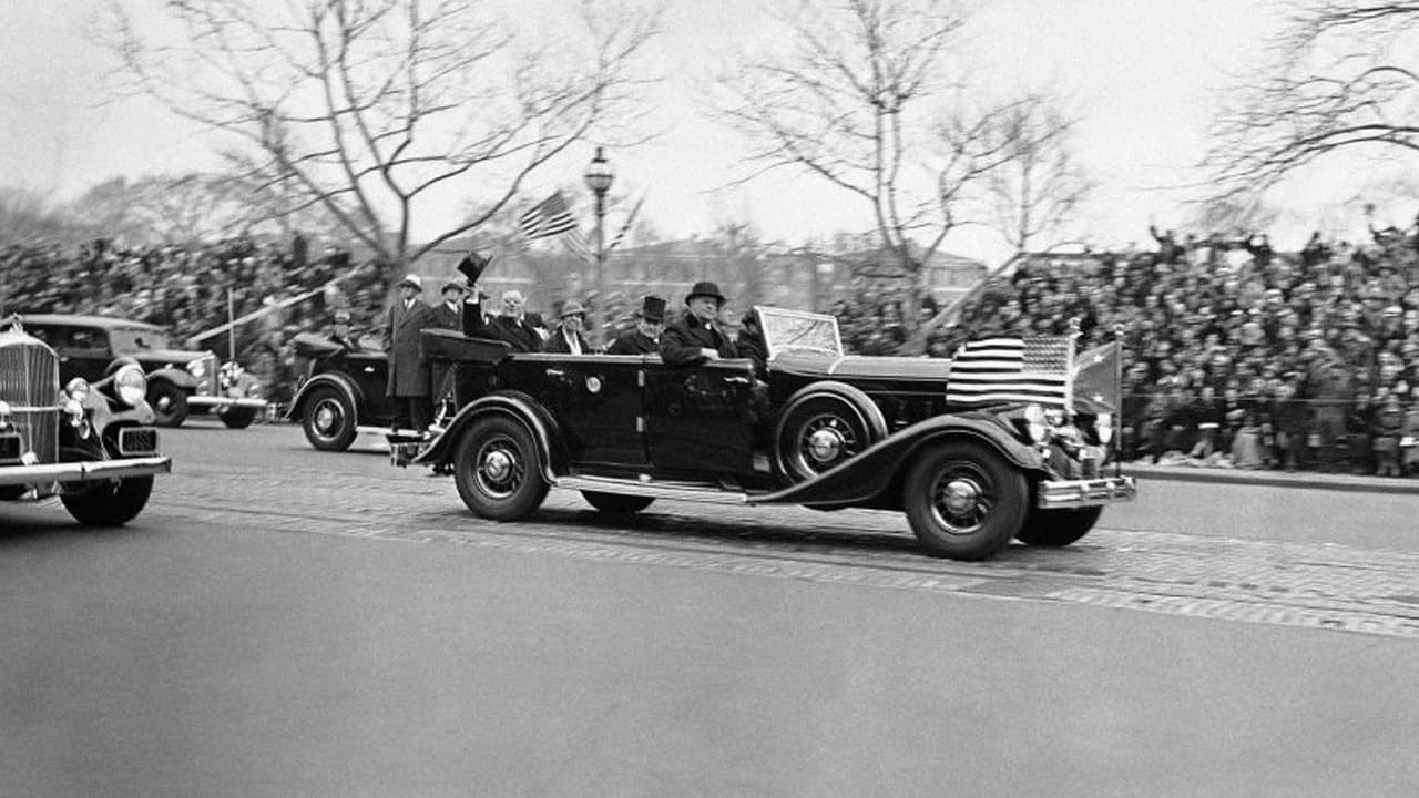 Franklin Delano Roosevelt saluda desde una limusina en su desfile inaugural de 1933. Roosevelt fue el primer presidente en tener un vehículo presidencial oficial modificado, cuando encargó en 1939 la fabricación de un auto adaptado a su silla de ruedas y con ventanas y ruedas blindadas.