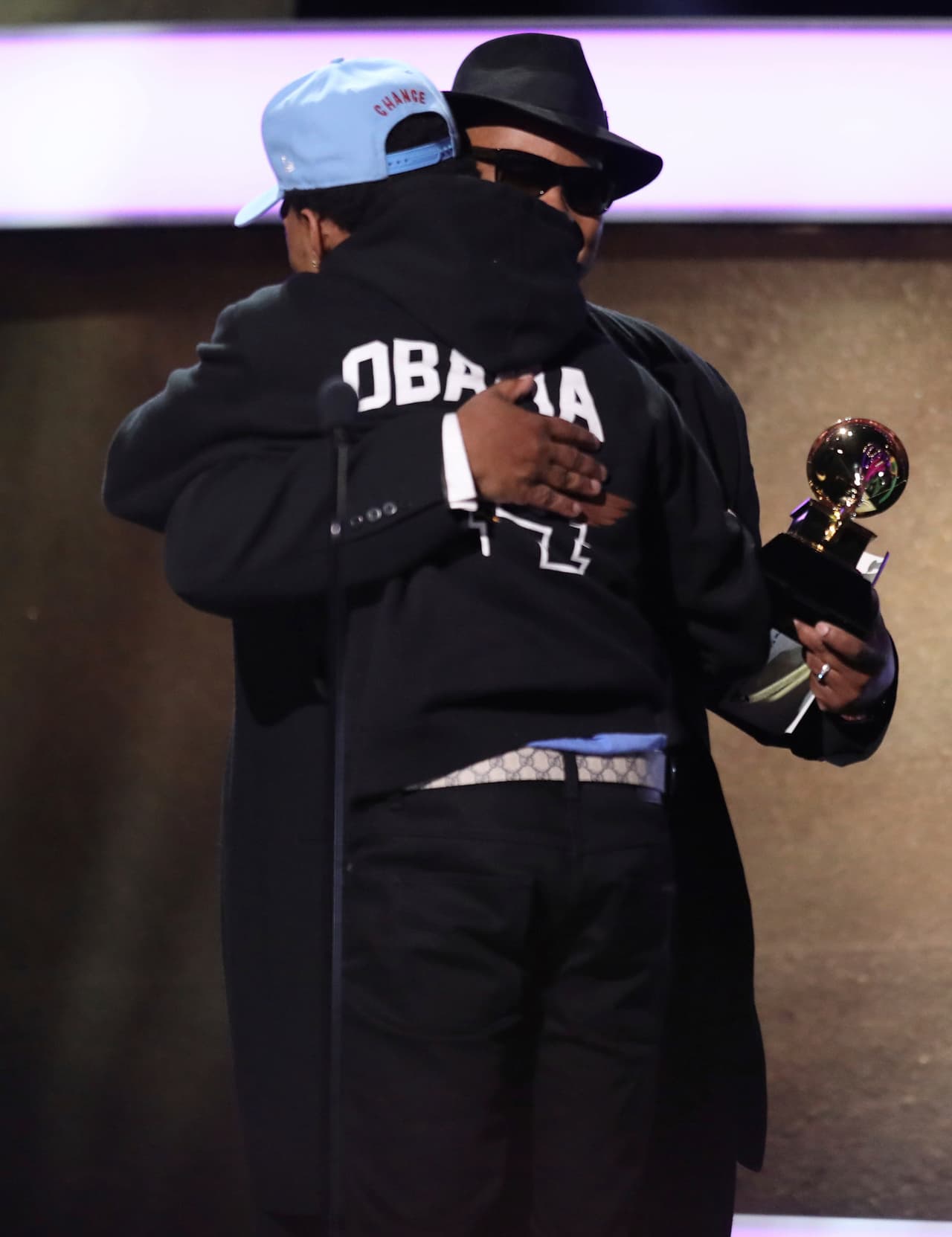 Chance the Rapper, nominado a nueve Grammys, lució una sudadera con capucha negra con "Obama" escrita en la parte de atrás.