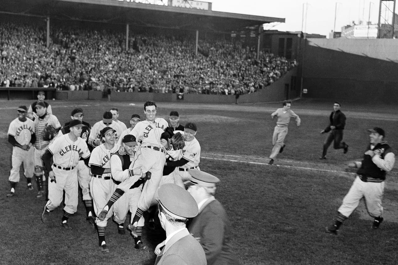 La fiesta hacia la Serie Mundial comenzó con el título de la Liga Americana obtenido contralos Boston Red Sox en pleno Fenway Park, en 4 de octubre de 1948.