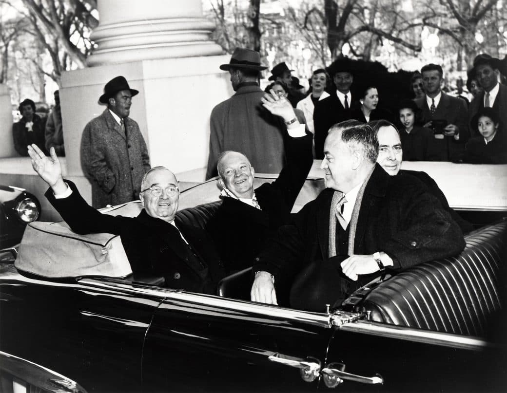 El 20 de enero de 1953 el presidente saliante Harry S. Truman acompaña al recién inaugurado Dwight D. Einsenhower en el desfile inaugural a bordo de una limusina Lincoln Cosmopolitan1950.