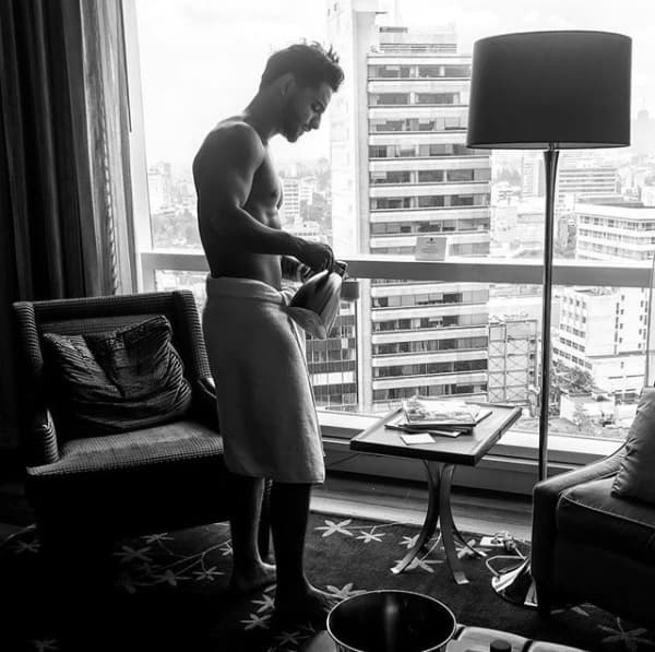 Maluma sabe consentir a sus seguidores, a los que suele deleitar con fotografías en las que se le ve con poca ropa o, como en esta imagen, envuelto en una toalla mientras se sirve un café.