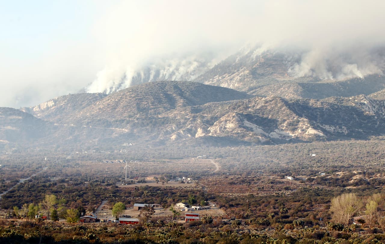 De acuerdo con los más recientes datos, el ‘Blue Cut fire’ había arrasado 30,000 acres de terreno y ardía fuera de control.