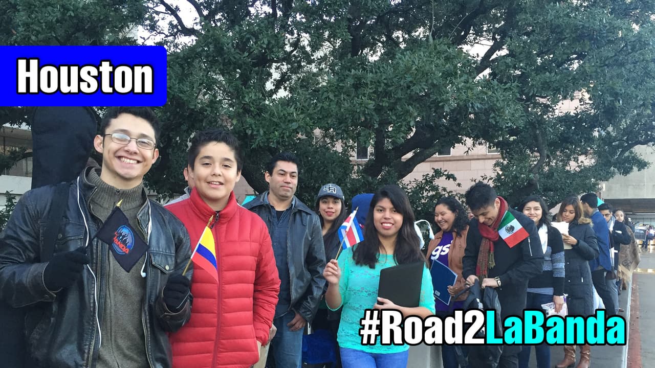 Cantando y con toda la energía se hicieron sentir los jóvenes texanos que madrugaron en busca de la oportunidad de sus vidas. Cada uno tuvo la misión de convencernos con su talento, personalidad y estilo único, muchos audicionaron pero sólo los mejores subirán al escenario.