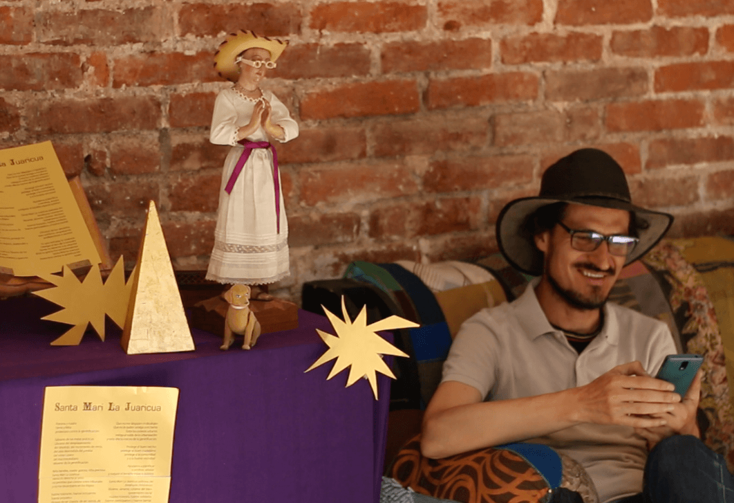 Sergio González dice que la santa es milagrosa, ya que está uniendo a los vecinos para crear un mecanismo de resistencia contra las inmobiliarias que traen proyectos nuevos a su colonia.