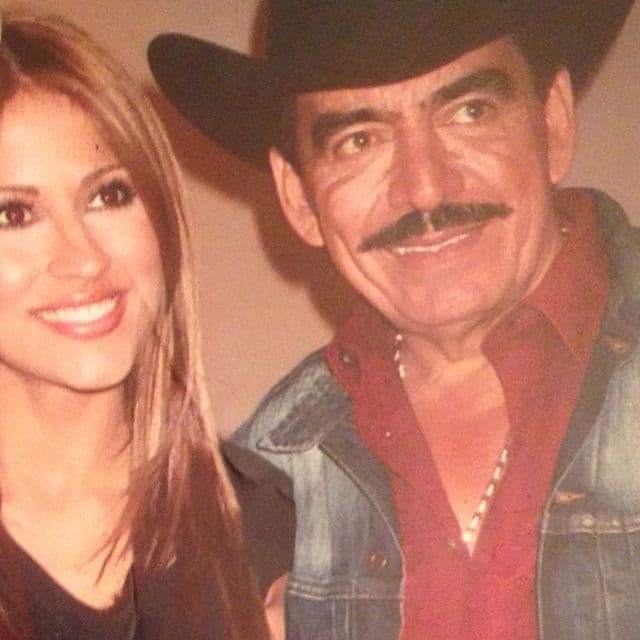 Muy jovencita posando junto a Joan Sebastian.