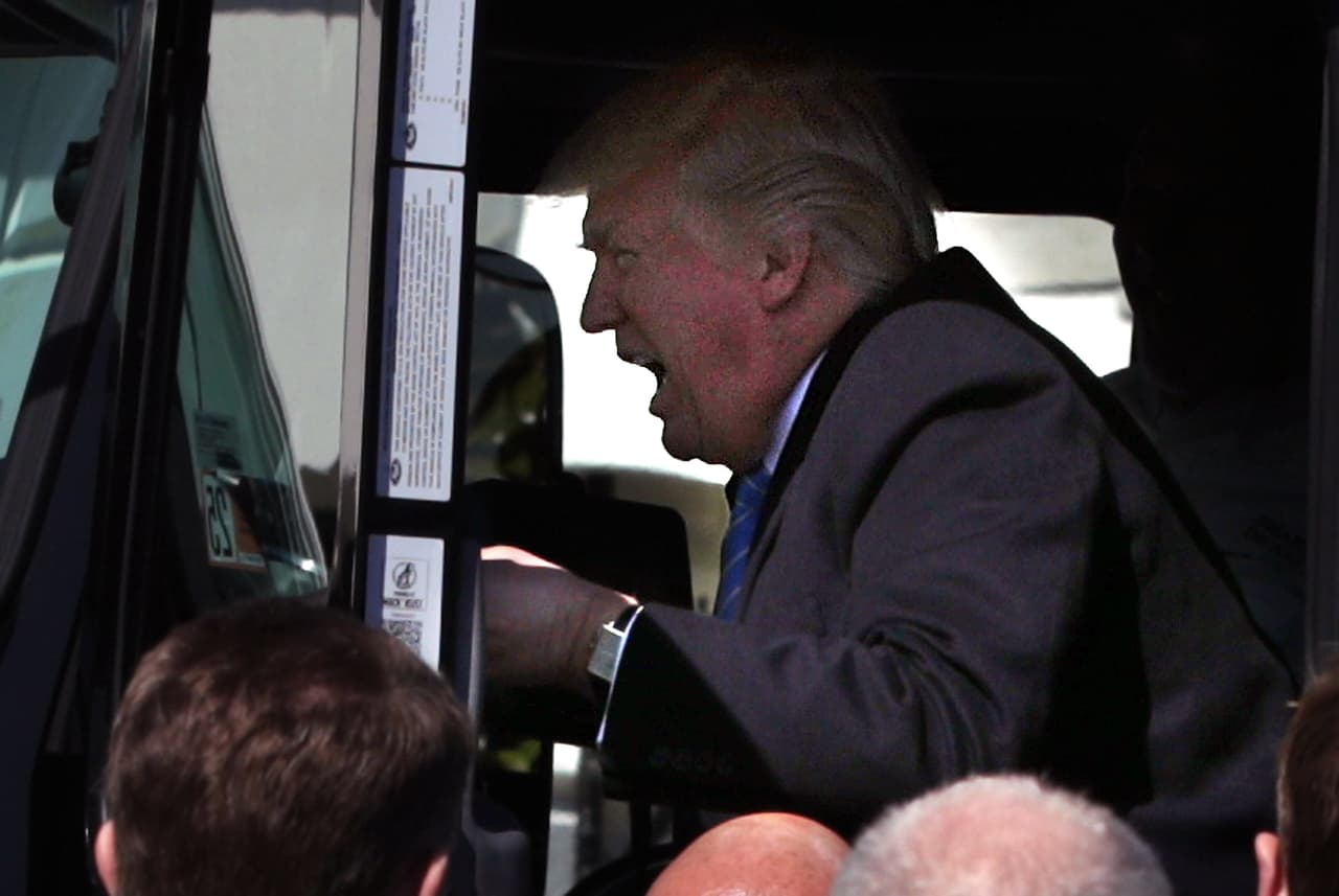 En esta imagen Trump parece fingir estar a punto de tener un accidente.