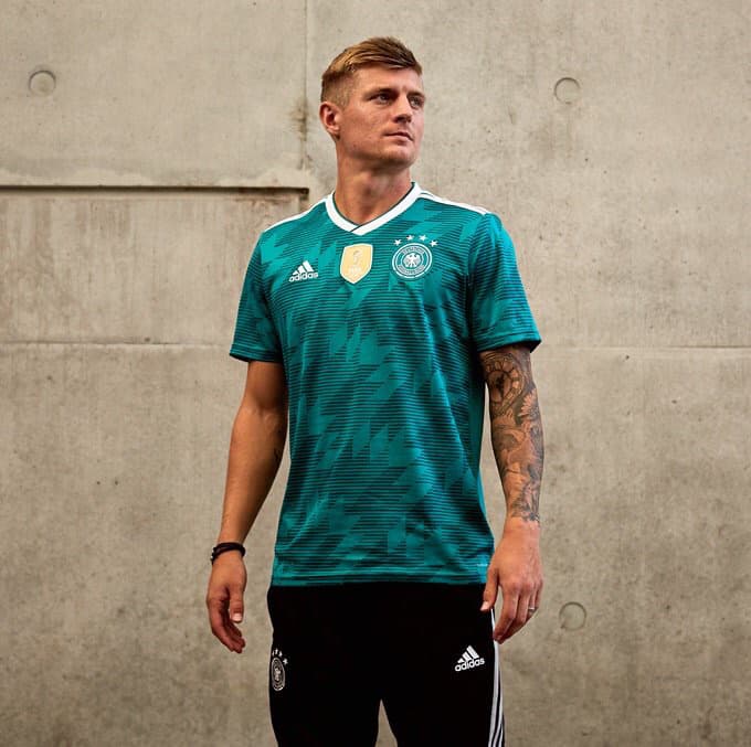 Para la camiseta alternativa de los campeones del mundo regresa el verde, con algunos detalles en su fondo, bajo el mismo patrón del gráfico de los noventas.