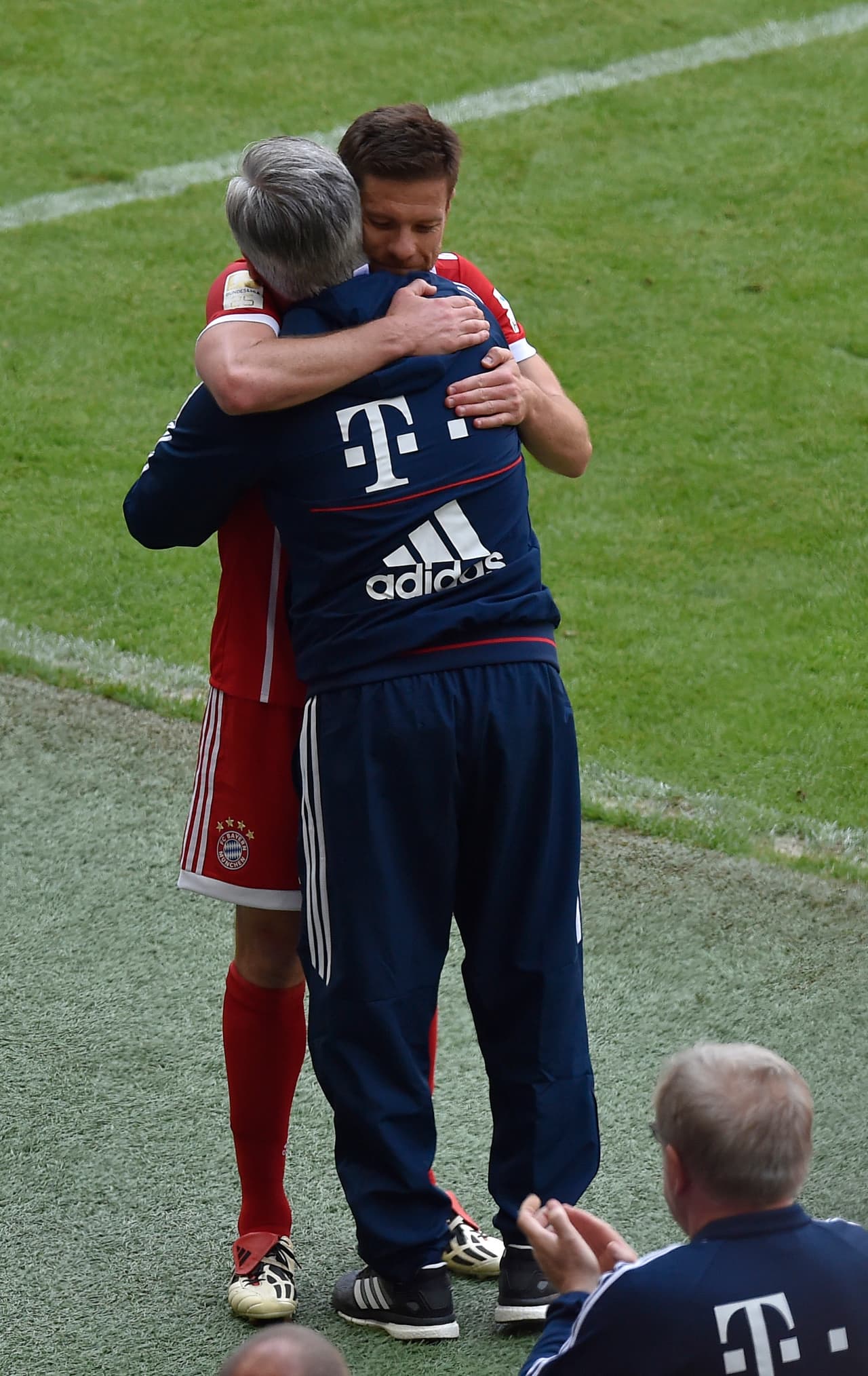 El técnico italiano Carlo Ancelotti le dio un gran abrazo al volante en su último partido como profesional.