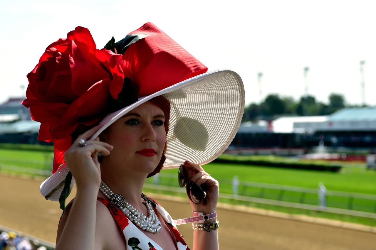 Si algo caracteriza al Derby de Kentucky es el divertido desfile de sombreros extraños de los aficionados a las carreras de caballos.