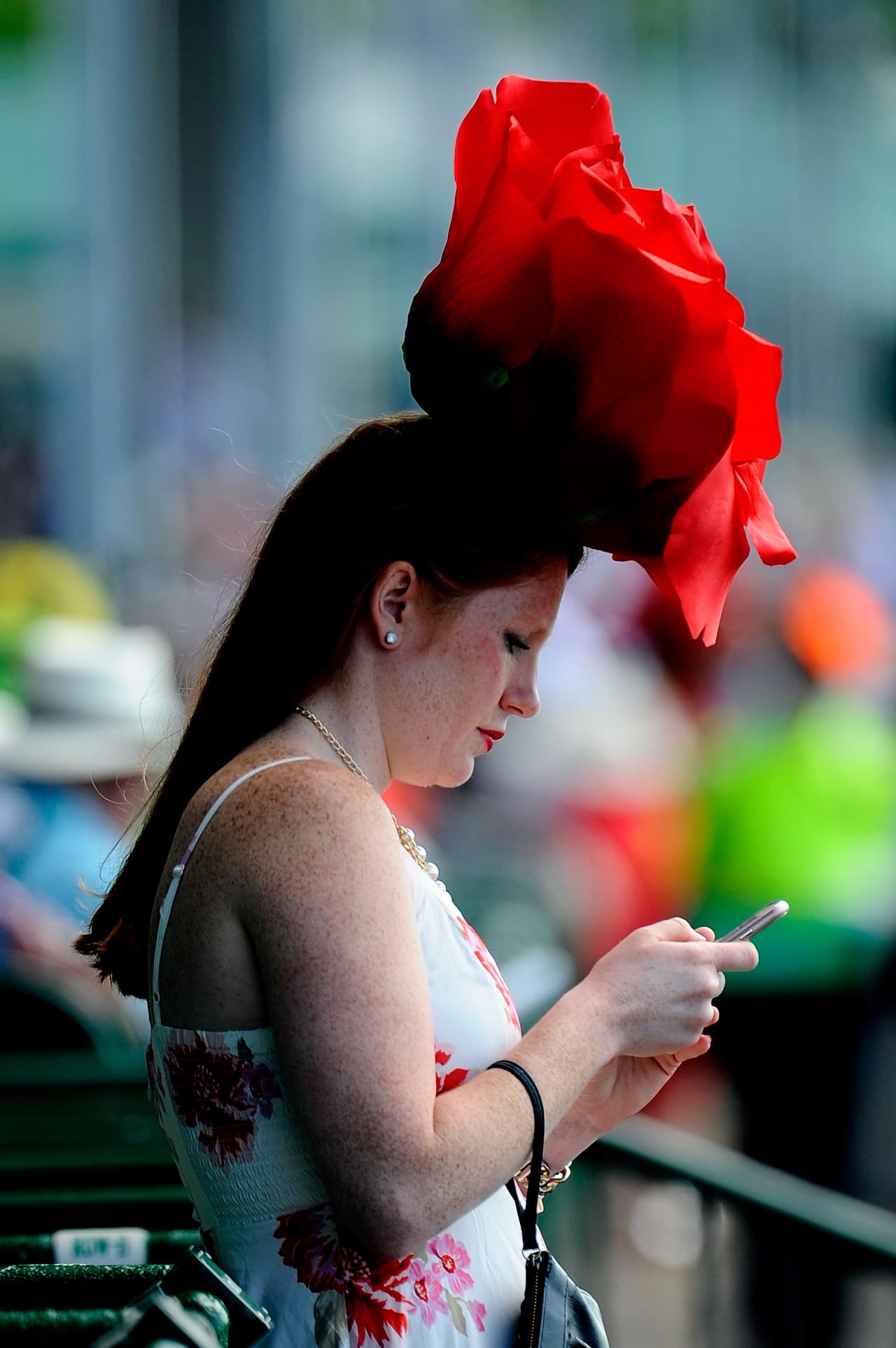 Si algo caracteriza al Derby de Kentucky es el divertido desfile de sombreros extraños de los aficionados a las carreras de caballos.