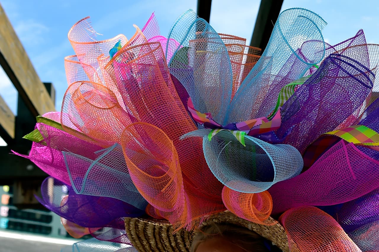 Si algo caracteriza al Derby de Kentucky es el divertido desfile de sombreros extraños de los aficionados a las carreras de caballos.