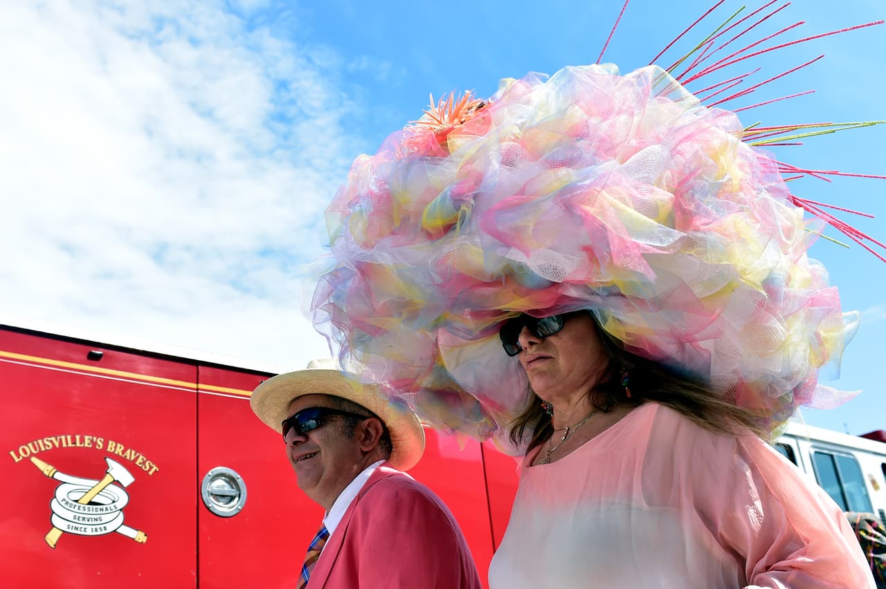 Si algo caracteriza al Derby de Kentucky es el divertido desfile de sombreros extraños de los aficionados a las carreras de caballos.